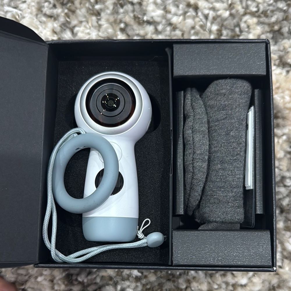 Samsung Gear 360 in Black and White - Picture 2 of 5